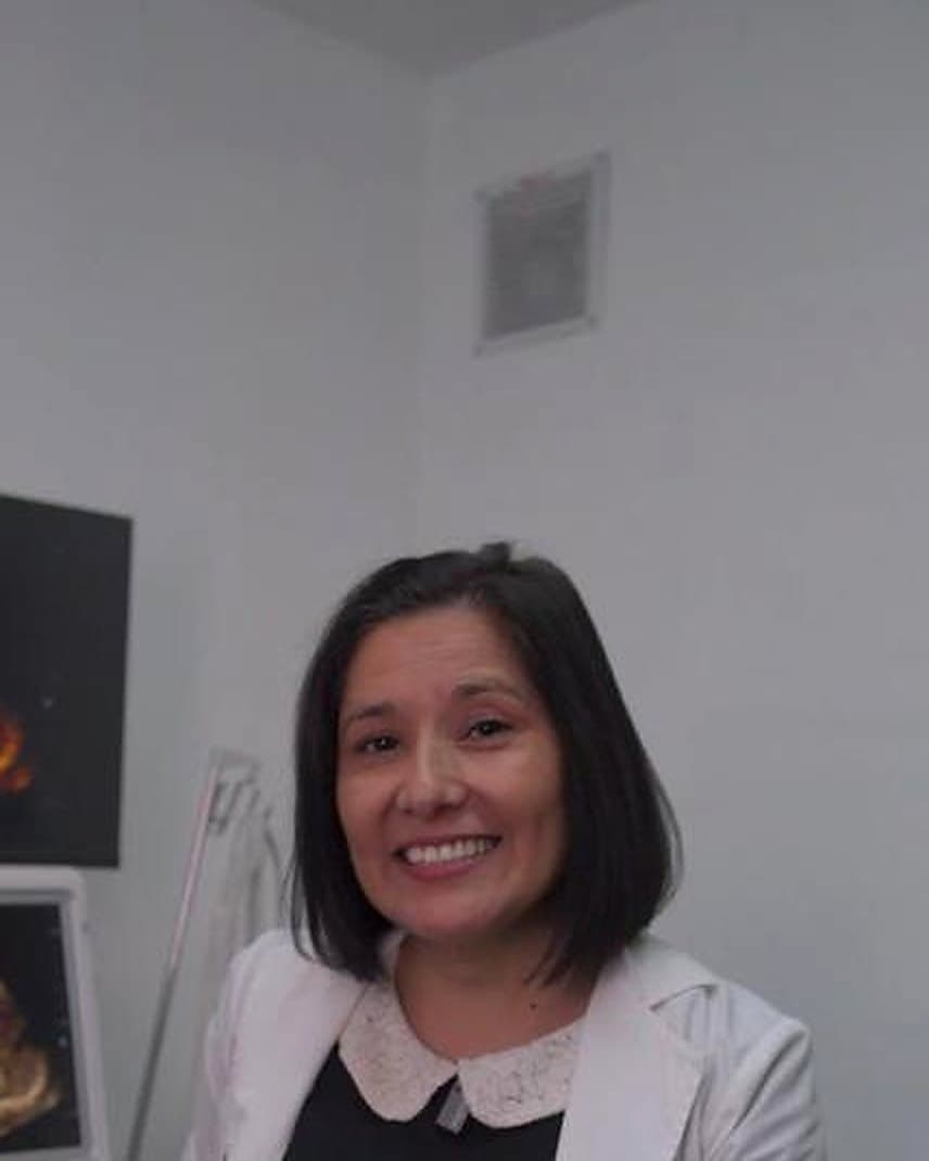 Dra. Daniela Luna en el consultorio de Ecolun, junto al ecógrafo